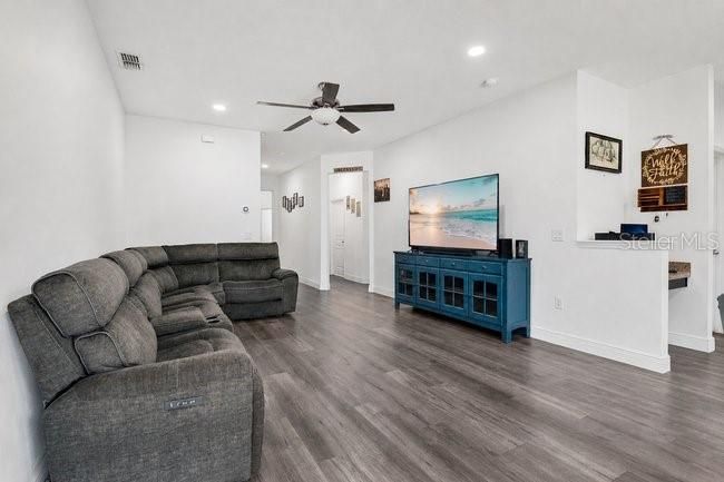 En Venta: $350,000 (4 camas, 2 baños, 1723 Pies cuadrados)