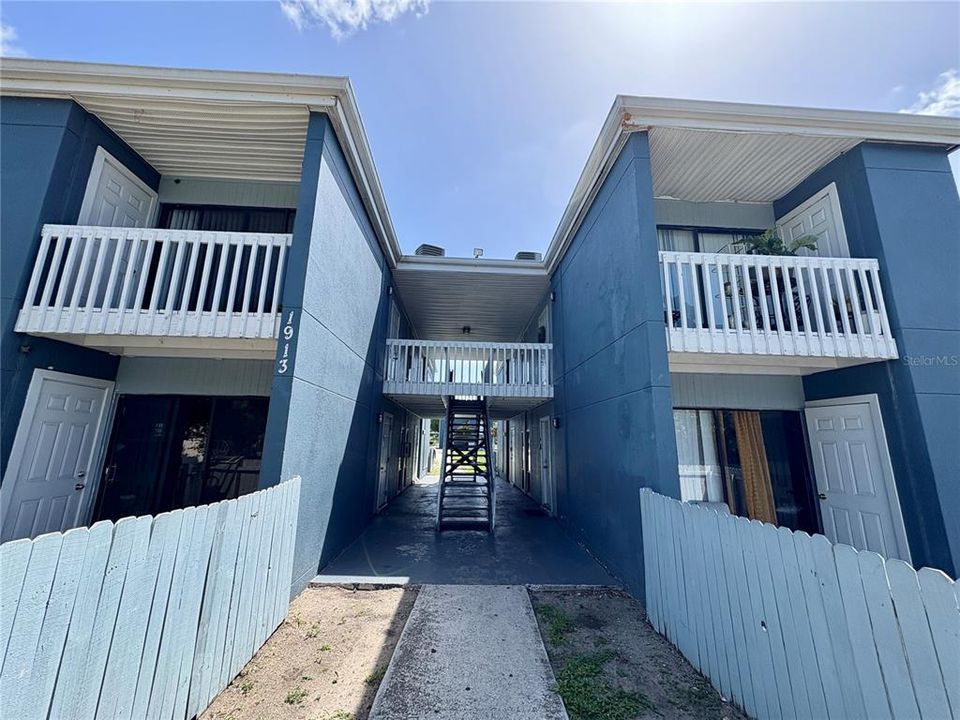 For Rent: $1,425 (2 beds, 2 baths, 850 Square Feet)