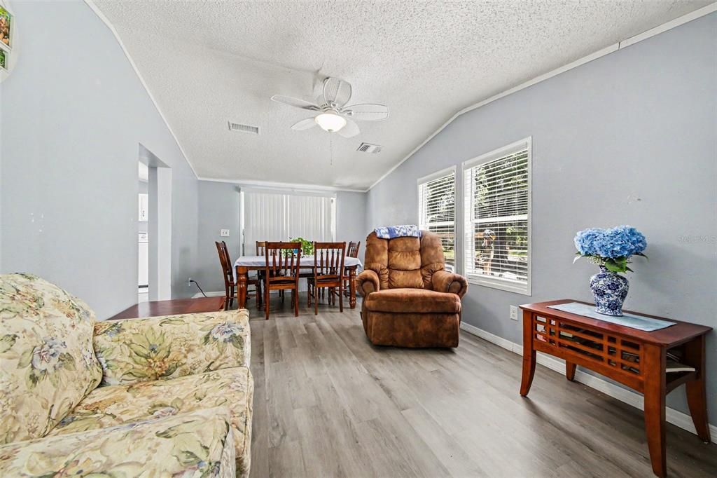 Activo con contrato: $185,000 (3 camas, 2 baños, 1272 Pies cuadrados)