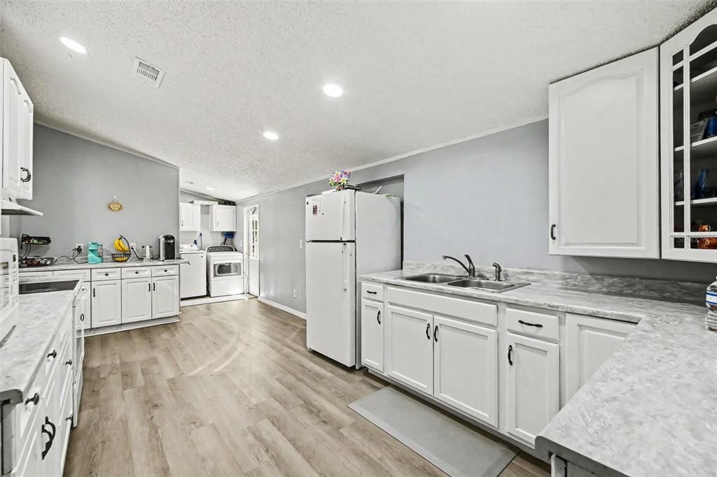 Activo con contrato: $185,000 (3 camas, 2 baños, 1272 Pies cuadrados)