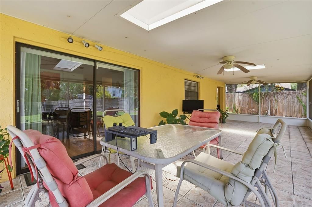 En Venta: $475,000 (4 camas, 2 baños, 1879 Pies cuadrados)