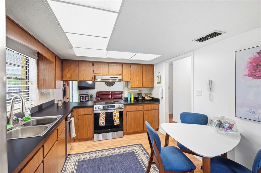 En Venta: $475,000 (4 camas, 2 baños, 1879 Pies cuadrados)