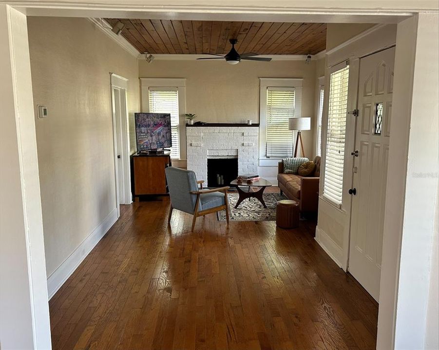 En Venta: $374,000 (2 camas, 1 baños, 906 Pies cuadrados)