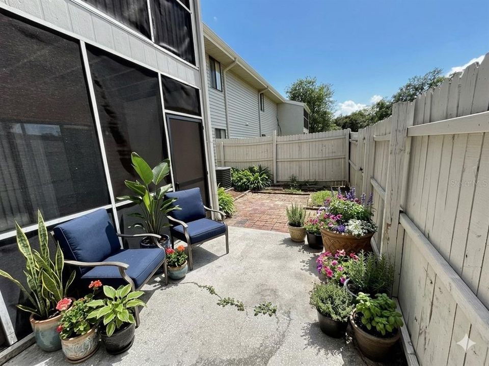 For Sale: $139,900 (2 beds, 2 baths, 1085 Square Feet)