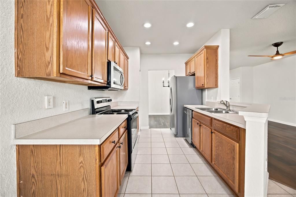For Sale: $199,900 (2 beds, 2 baths, 1490 Square Feet)