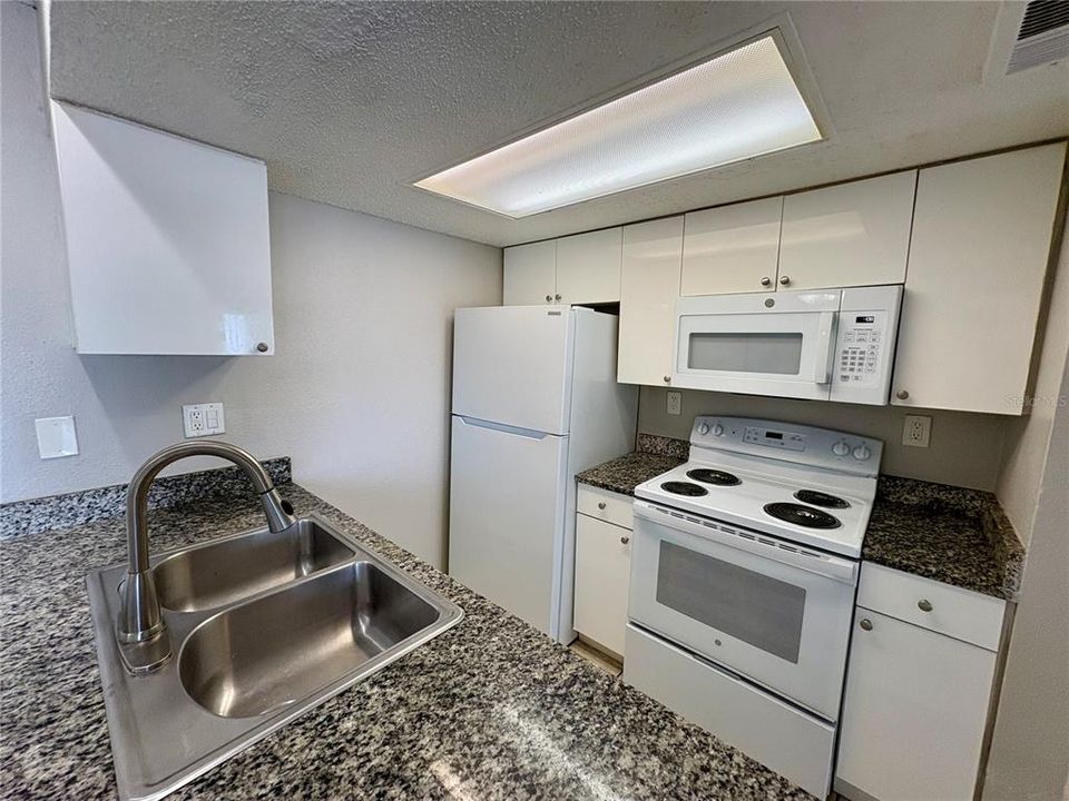 For Rent: $1,475 (2 beds, 2 baths, 850 Square Feet)