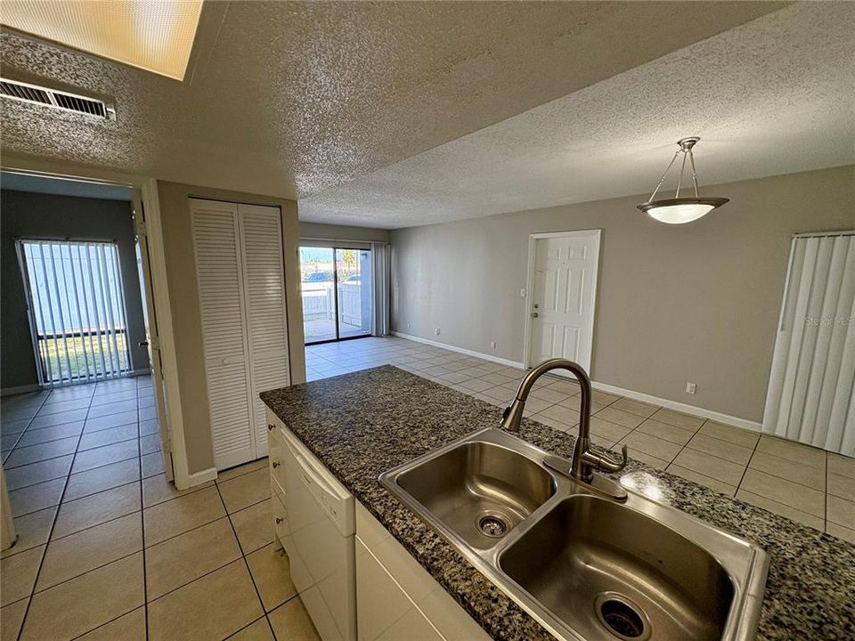 For Rent: $1,475 (2 beds, 2 baths, 850 Square Feet)
