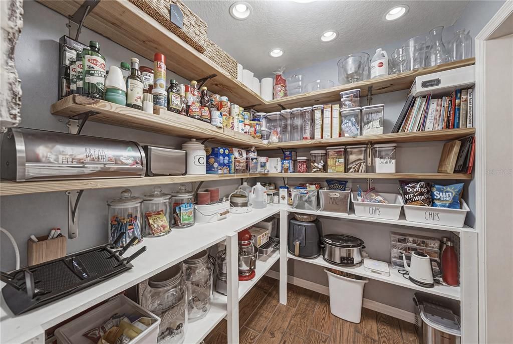 Activo con contrato: $454,900 (3 camas, 2 baños, 2203 Pies cuadrados)