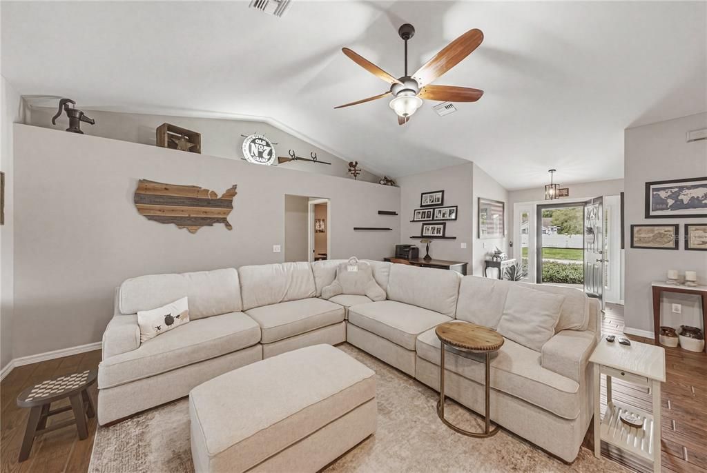 Activo con contrato: $454,900 (3 camas, 2 baños, 2203 Pies cuadrados)