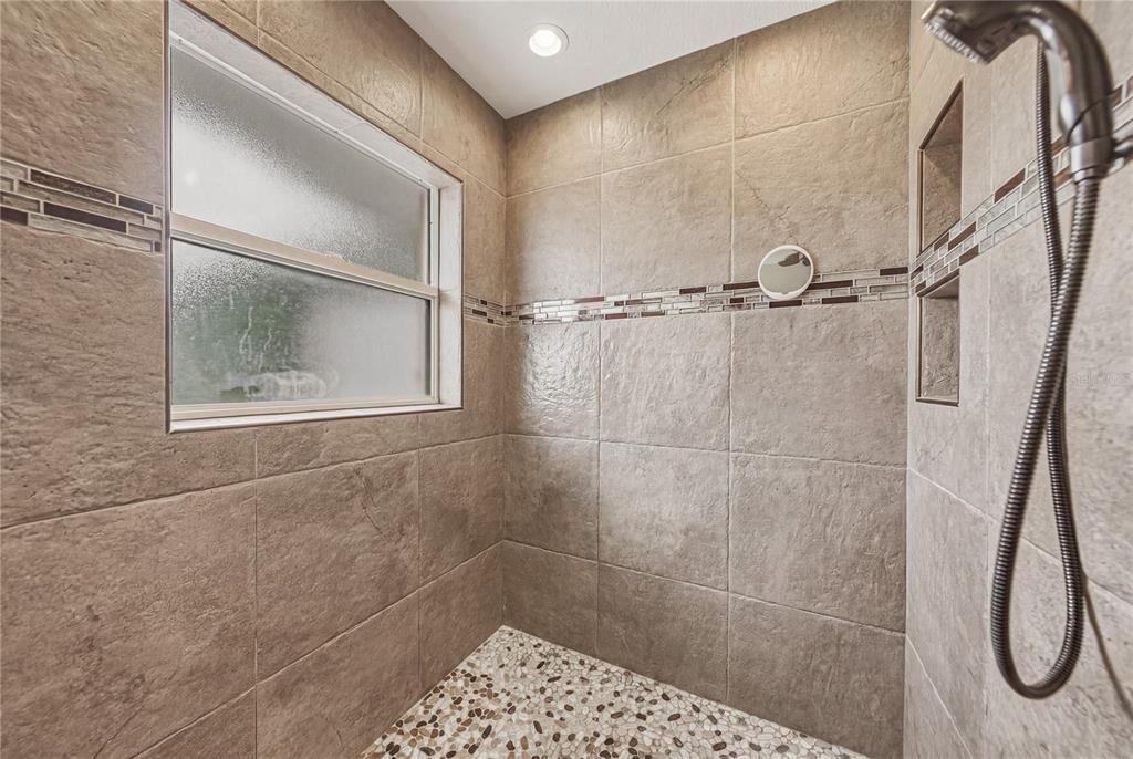 Activo con contrato: $454,900 (3 camas, 2 baños, 2203 Pies cuadrados)
