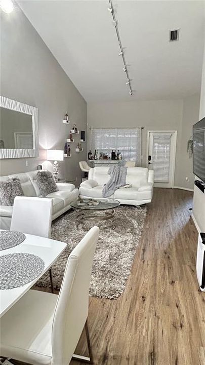 For Rent: $2,300 (3 beds, 2 baths, 1652 Square Feet)