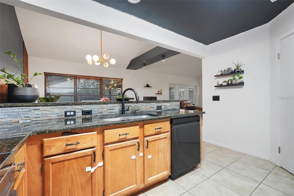 Activo con contrato: $375,000 (3 camas, 2 baños, 1650 Pies cuadrados)