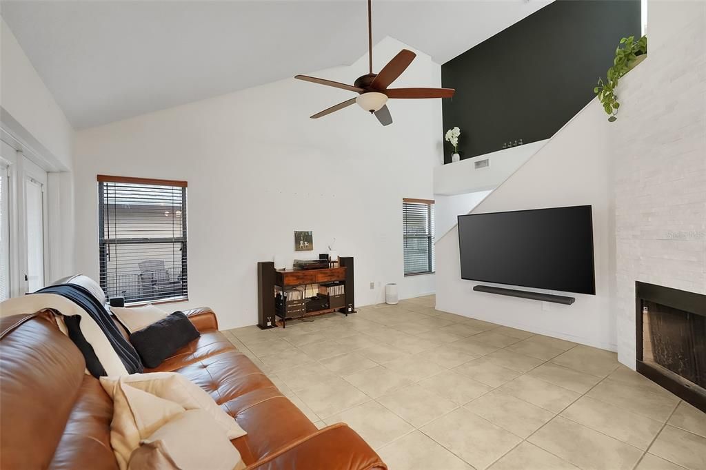 Activo con contrato: $375,000 (3 camas, 2 baños, 1650 Pies cuadrados)