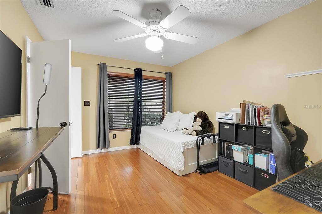 Activo con contrato: $375,000 (3 camas, 2 baños, 1650 Pies cuadrados)