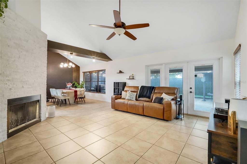 Activo con contrato: $375,000 (3 camas, 2 baños, 1650 Pies cuadrados)