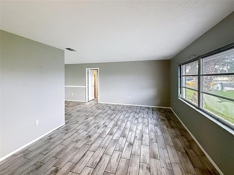 For Sale: $349,900 (3 beds, 2 baths, 1387 Square Feet)