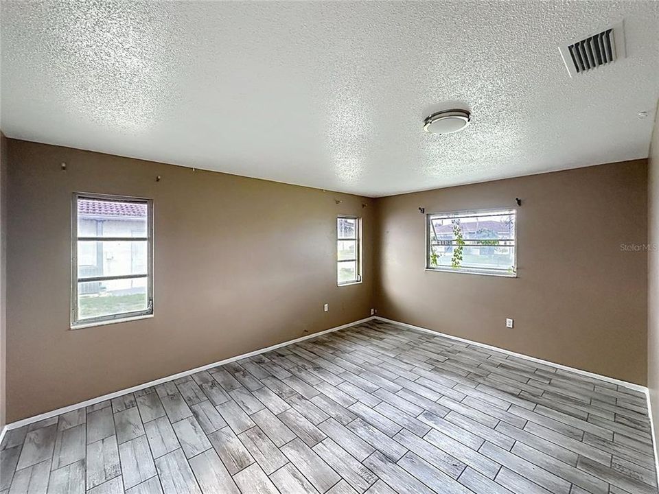 For Sale: $349,900 (3 beds, 2 baths, 1387 Square Feet)