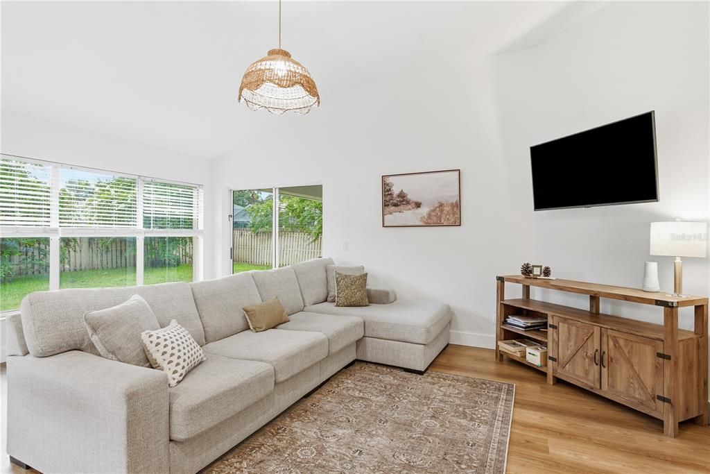 En Venta: $575,000 (3 camas, 2 baños, 2100 Pies cuadrados)