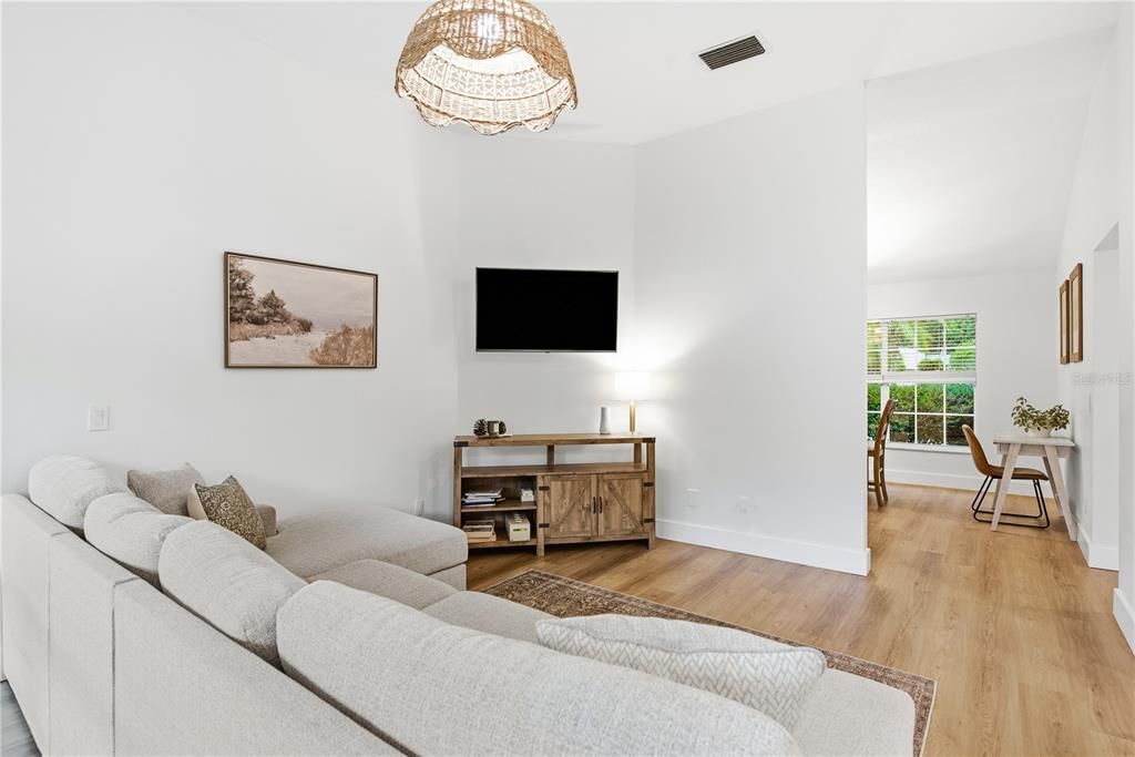 En Venta: $575,000 (3 camas, 2 baños, 2100 Pies cuadrados)
