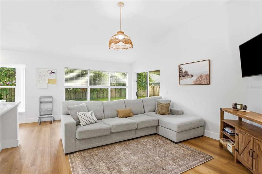 En Venta: $575,000 (3 camas, 2 baños, 2100 Pies cuadrados)