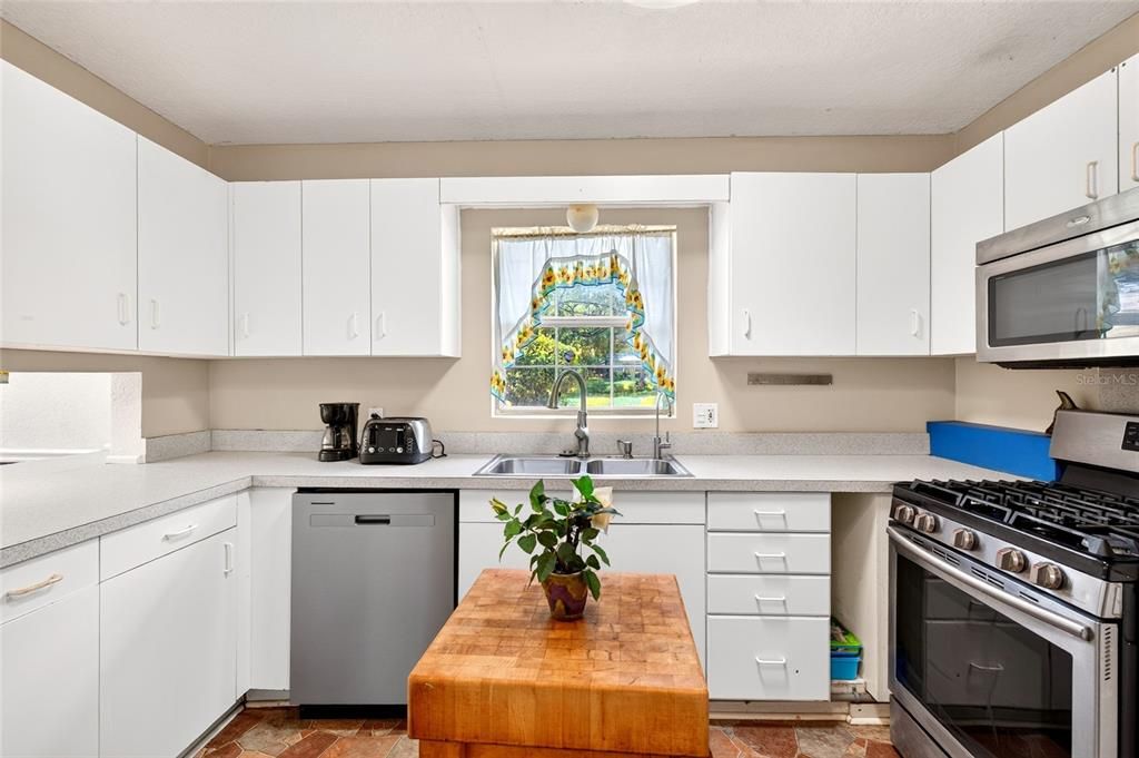 For Sale: $255,000 (3 beds, 2 baths, 1572 Square Feet)