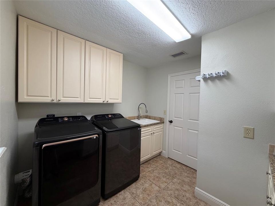 Active With Contract: $3,850 (3 beds, 2 baths, 2502 Square Feet)