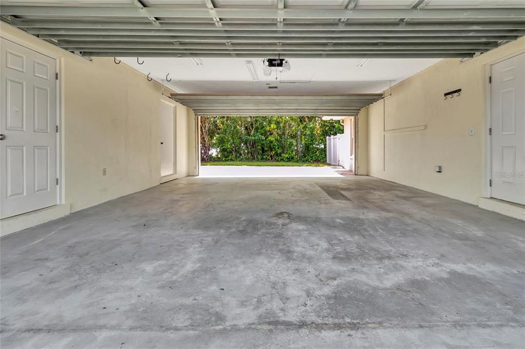 Active With Contract: $3,850 (3 beds, 2 baths, 2502 Square Feet)