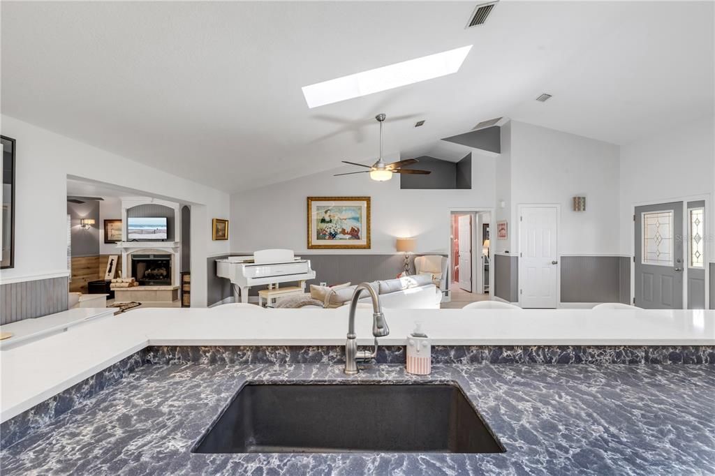 En Venta: $850,000 (3 camas, 2 baños, 2064 Pies cuadrados)