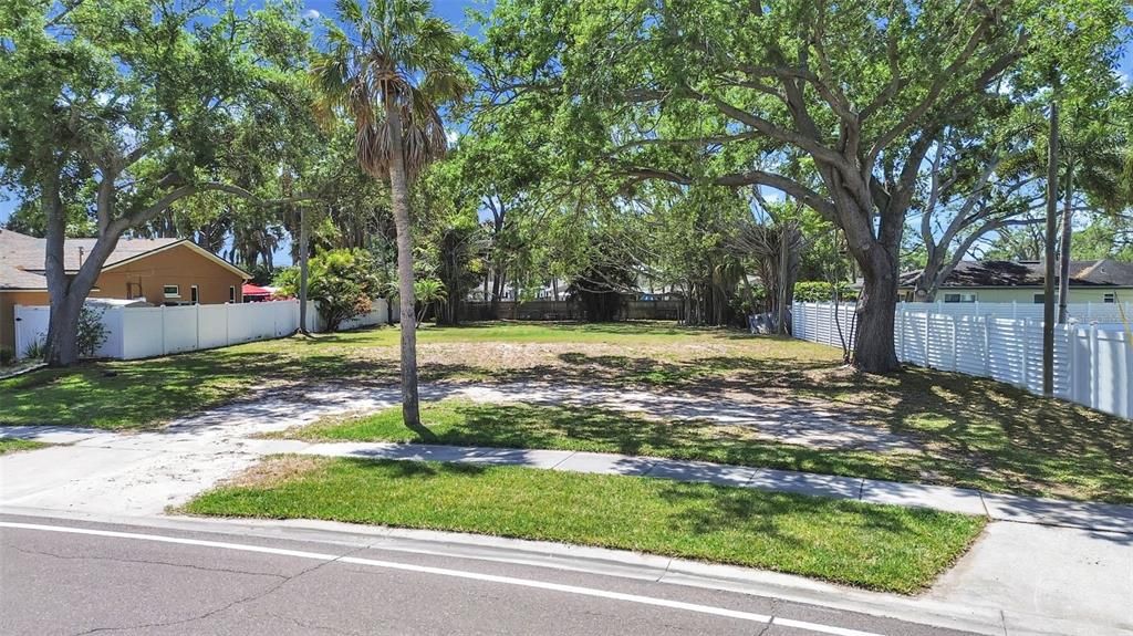 En Venta: $579,000 (0.36 acres)