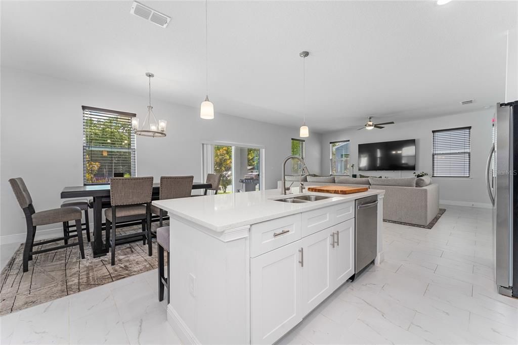 En Venta: $549,900 (4 camas, 3 baños, 2687 Pies cuadrados)
