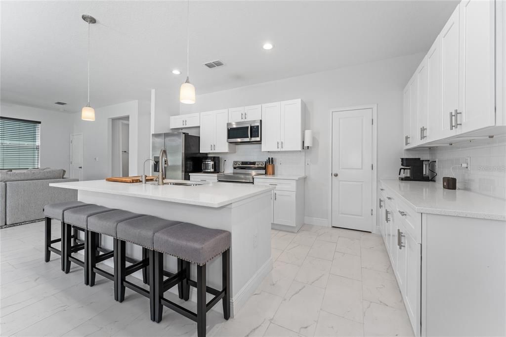 En Venta: $549,900 (4 camas, 3 baños, 2687 Pies cuadrados)
