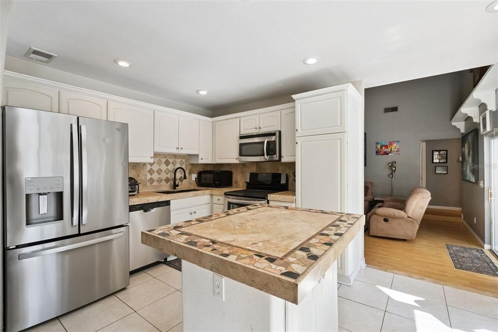 En Venta: $675,000 (4 camas, 3 baños, 2375 Pies cuadrados)