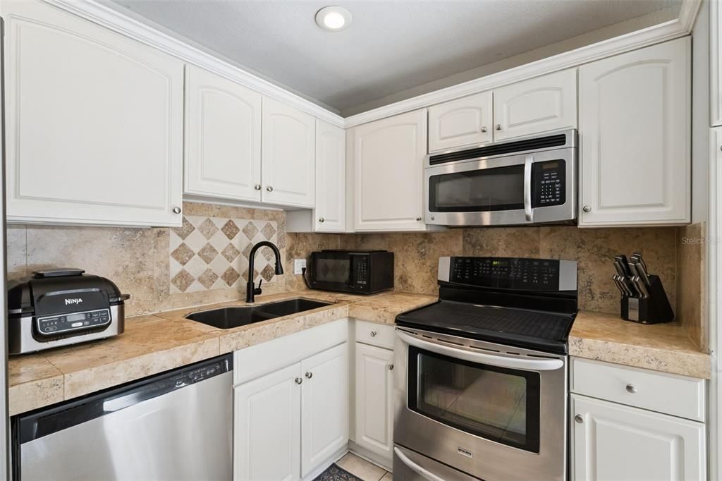 En Venta: $675,000 (4 camas, 3 baños, 2375 Pies cuadrados)