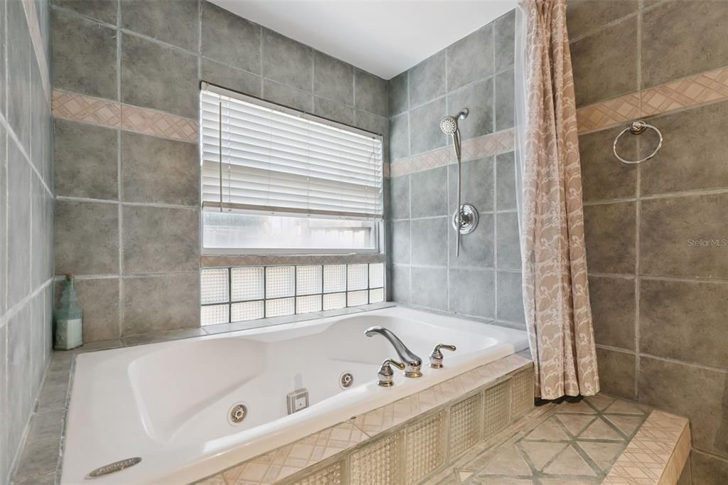 En Venta: $675,000 (4 camas, 3 baños, 2375 Pies cuadrados)