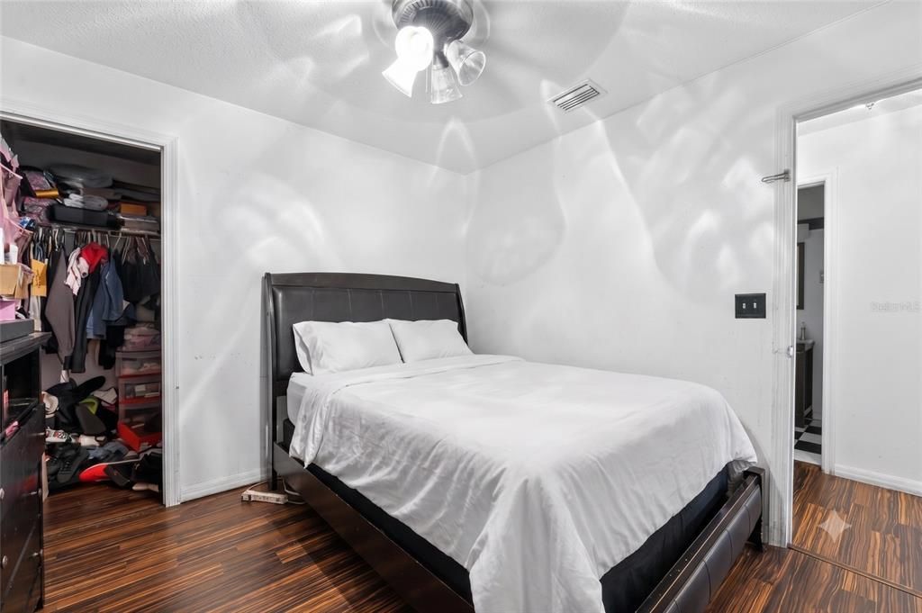 На продажу: $269,900 (3 спален, 2 ванн, 1213 Квадратных фут)