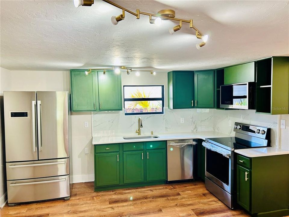 На продажу: $349,000 (3 спален, 2 ванн, 1305 Квадратных фут)