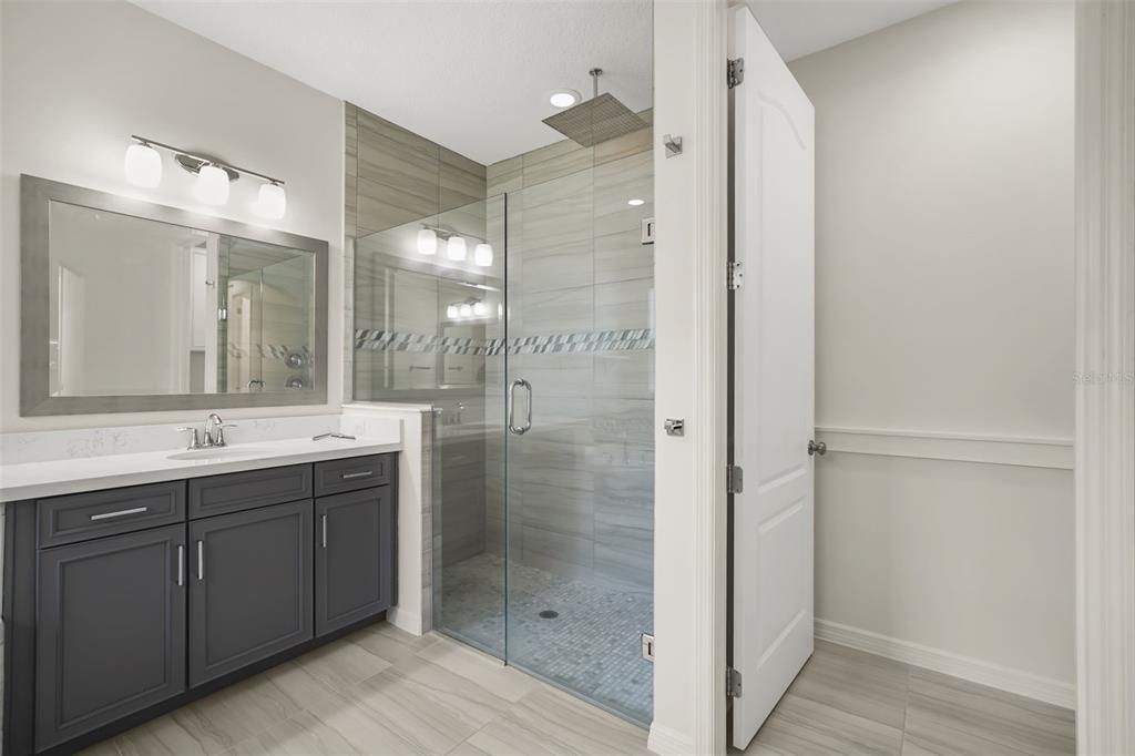 Activo con contrato: $1,250,000 (5 camas, 3 baños, 4006 Pies cuadrados)