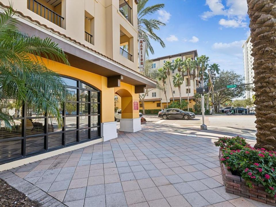 For Rent: $2,250 (1 beds, 1 baths, 556 Square Feet)