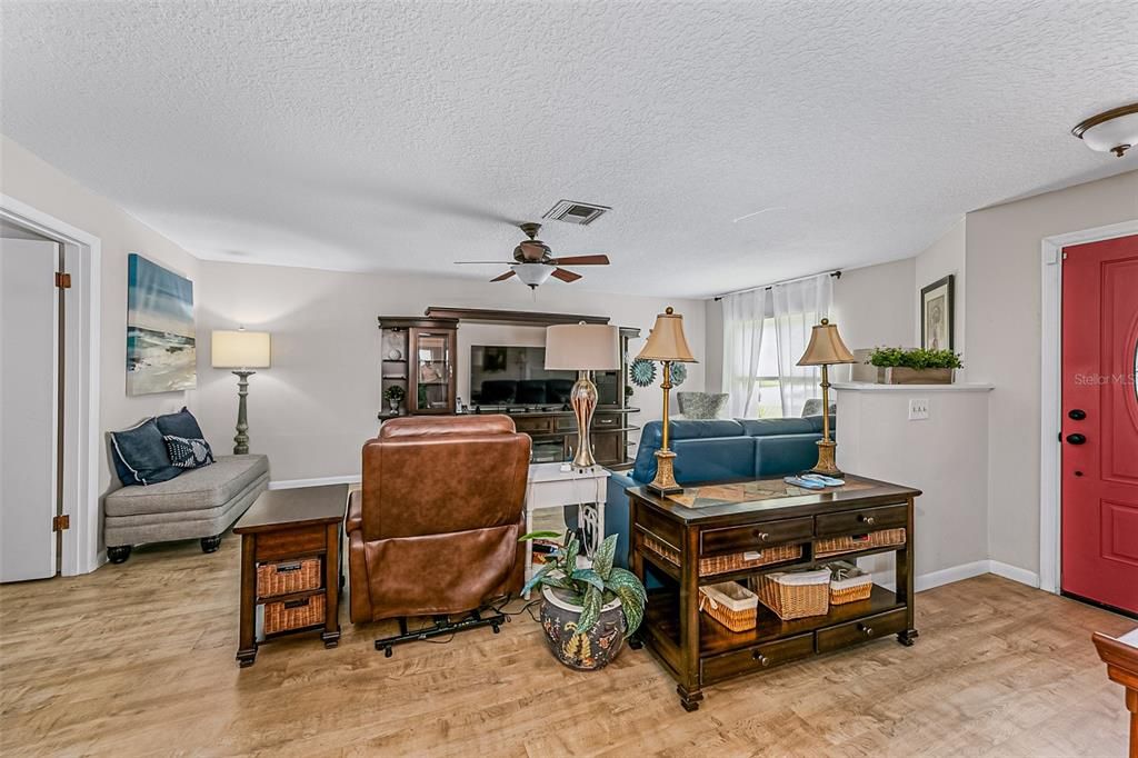 For Sale: $365,000 (2 beds, 2 baths, 1238 Square Feet)
