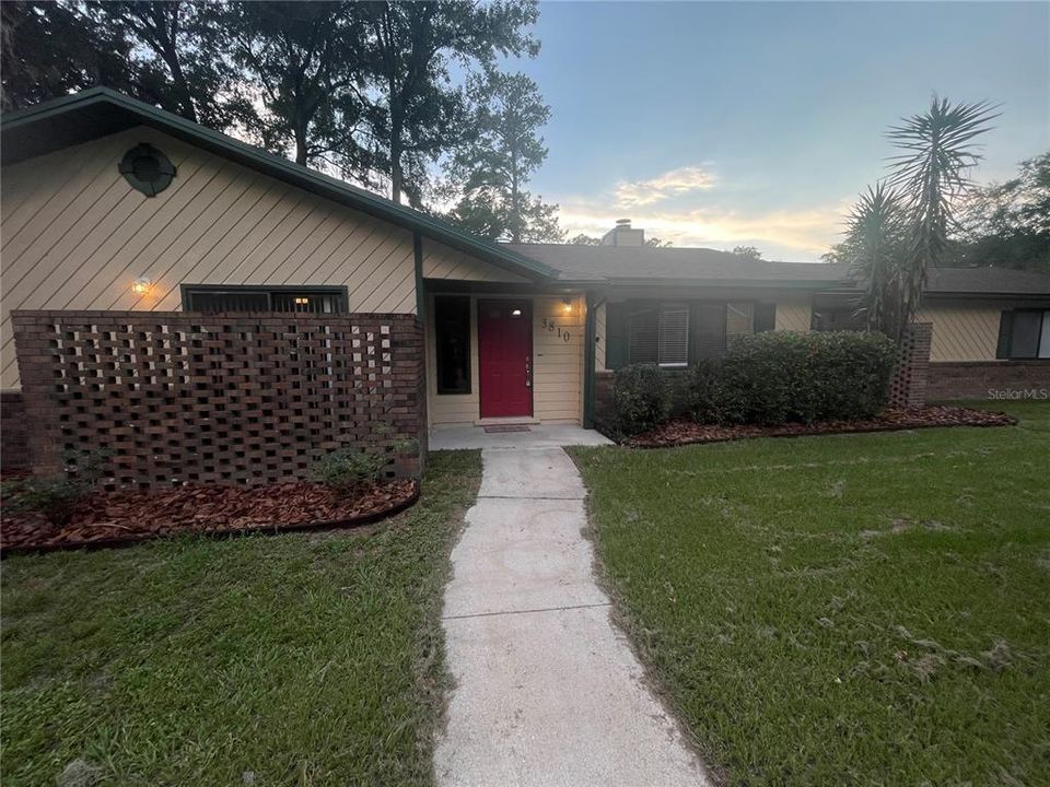 For Rent: $2,050 (3 beds, 2 baths, 1591 Square Feet)