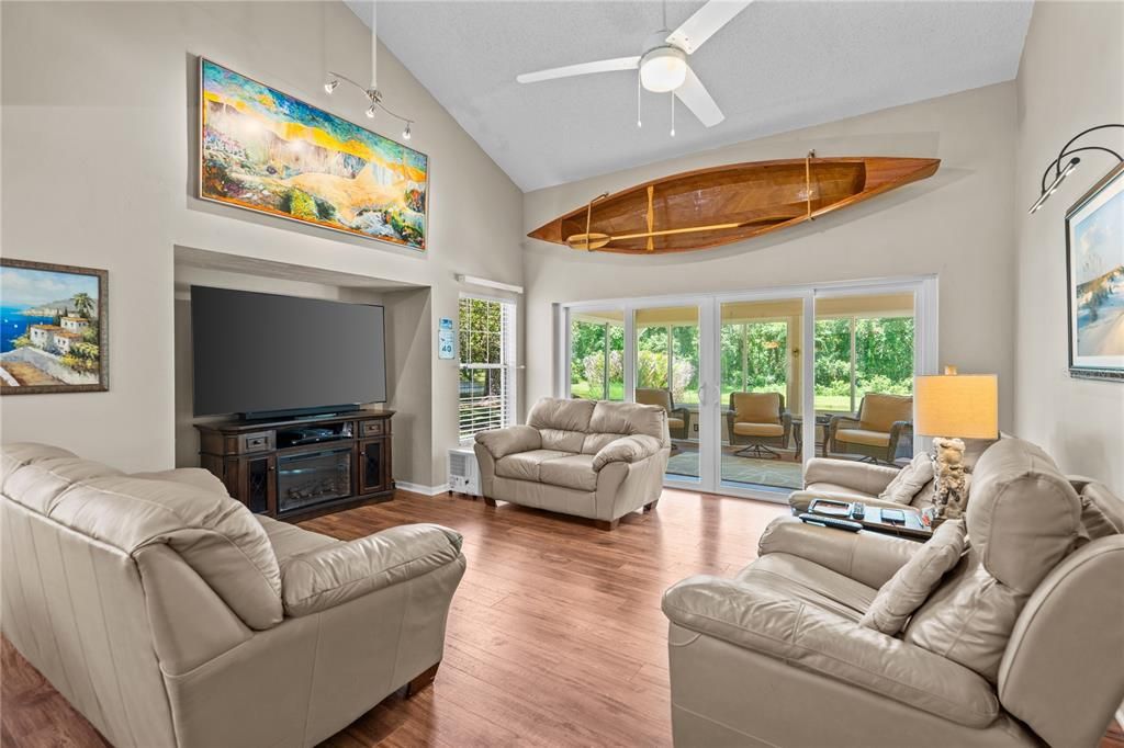 For Sale: $349,000 (3 beds, 3 baths, 1947 Square Feet)
