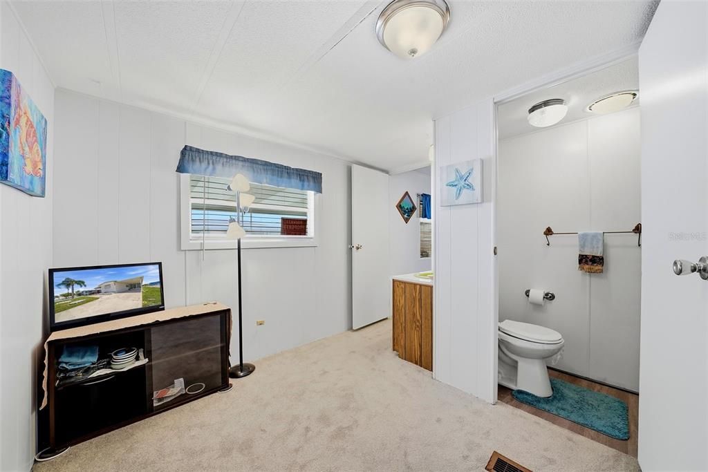 For Sale: $115,000 (2 beds, 2 baths, 672 Square Feet)