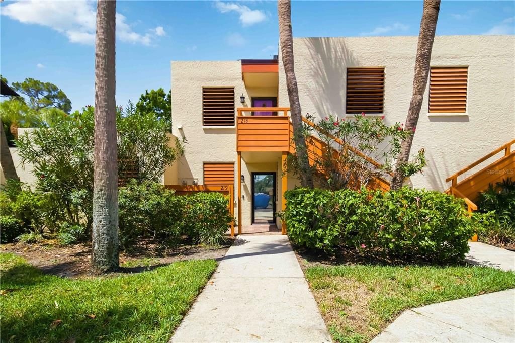 For Sale: $223,000 (2 beds, 2 baths, 940 Square Feet)