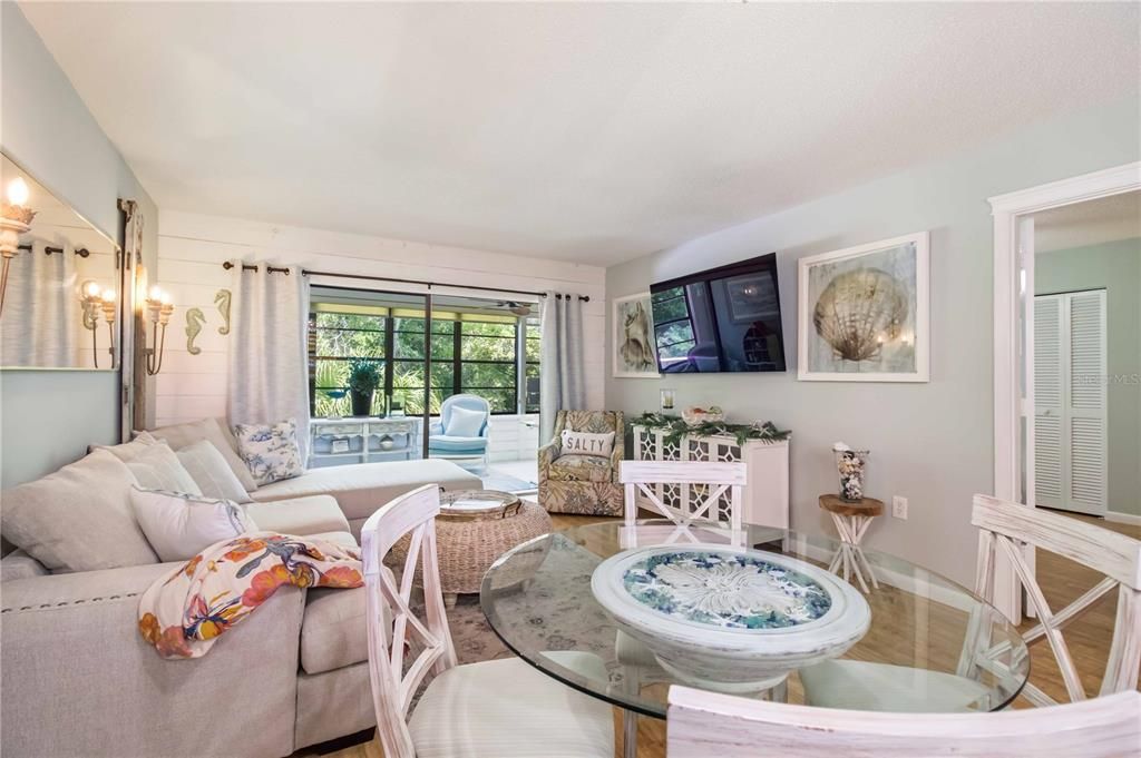 For Sale: $223,000 (2 beds, 2 baths, 940 Square Feet)