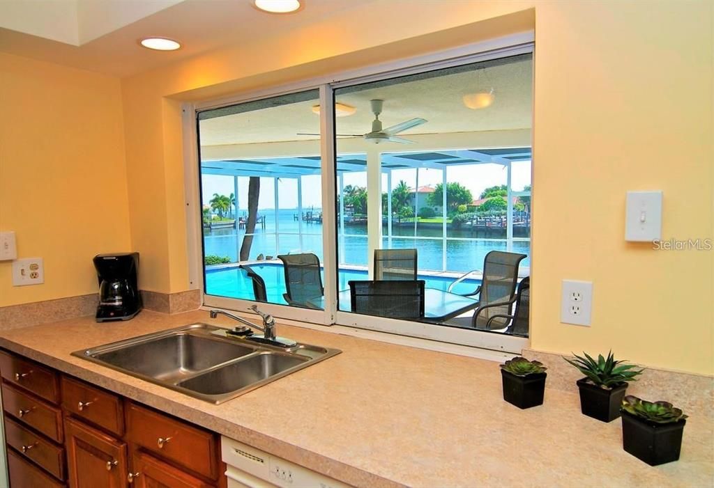 На продажу: $1,175,000 (0.21 acres)