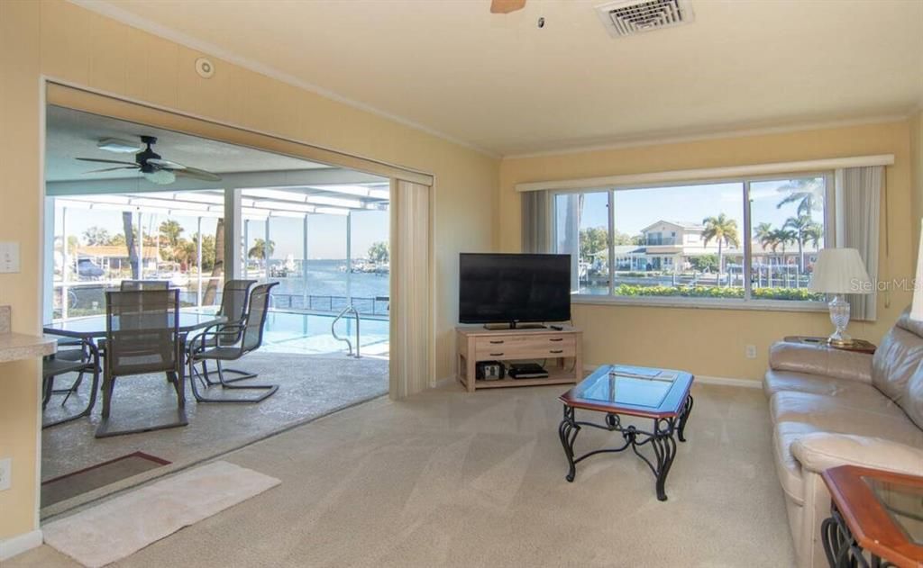 На продажу: $1,175,000 (0.21 acres)