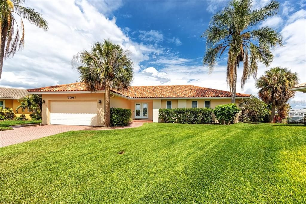 На продажу: $1,175,000 (0.21 acres)