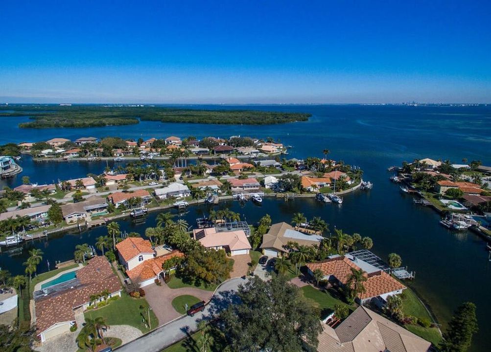 На продажу: $1,175,000 (0.21 acres)