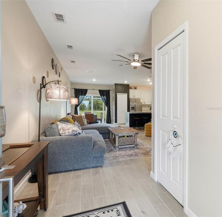 En Venta: $324,900 (3 camas, 2 baños, 1660 Pies cuadrados)