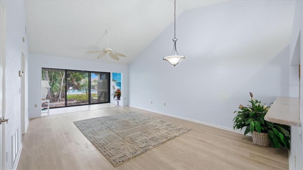 For Sale: $250,000 (2 beds, 2 baths, 1064 Square Feet)